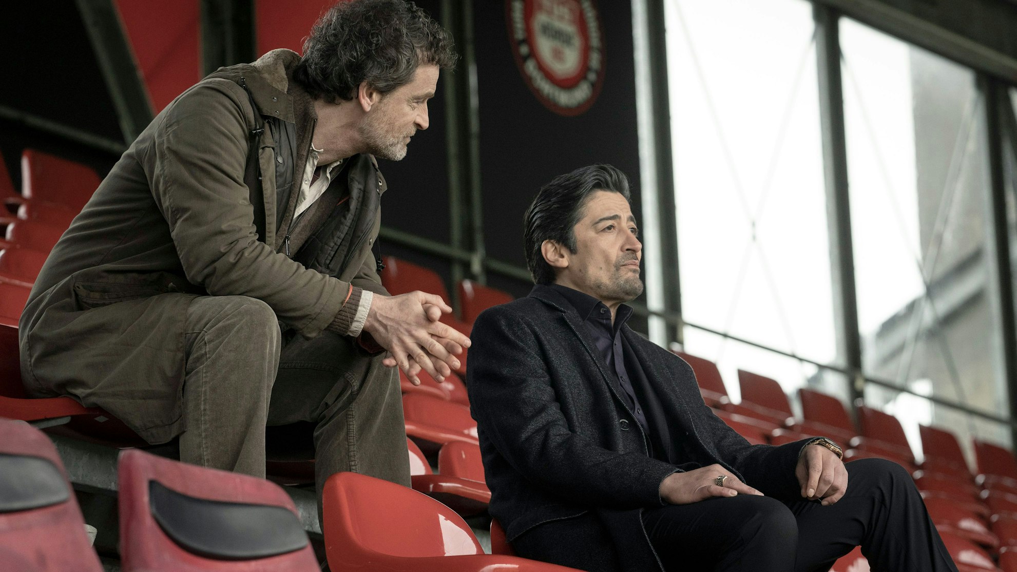 Kommissiar Peter Faber (Jörg Hartmann) ist überzeugt, dass es in dem Sport-Wettbüro von Tarim Abakay (Adrian Can, r) nicht mit rechten Dingen zugeht.