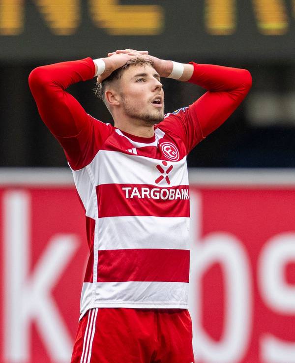 Fortuna Düsseldorfs Jona Niemiec schlägt enttäuscht die Hönde über dem Kopf zusammen.