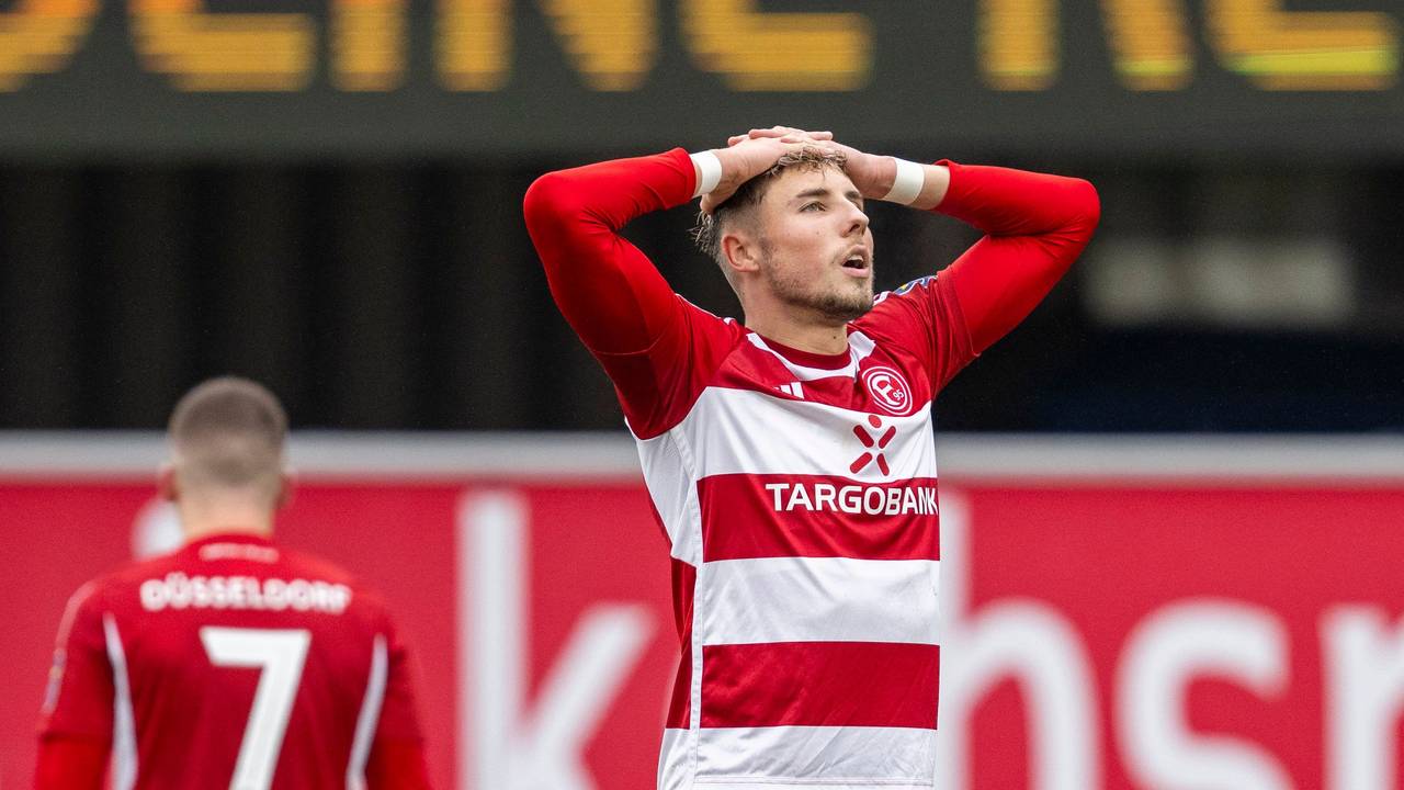 Fortuna Düsseldorfs Jona Niemiec schlägt enttäuscht die Hönde über dem Kopf zusammen.