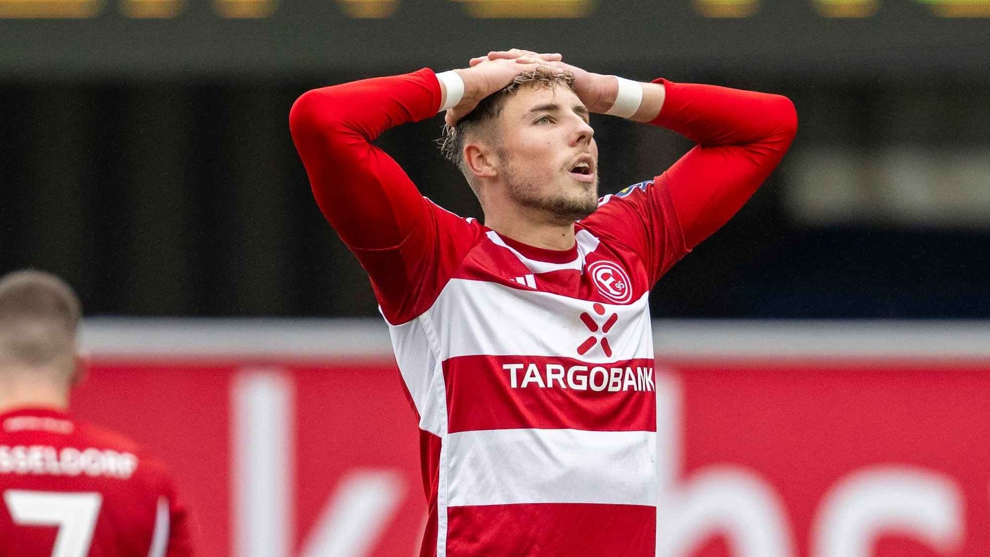 Fortuna Düsseldorfs Jona Niemiec schlägt enttäuscht die Hönde über dem Kopf zusammen.