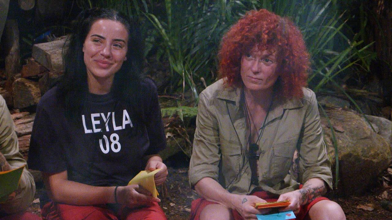 Leyla Lahouar und Lucy Diakovska im Dschungelcamp 2024.