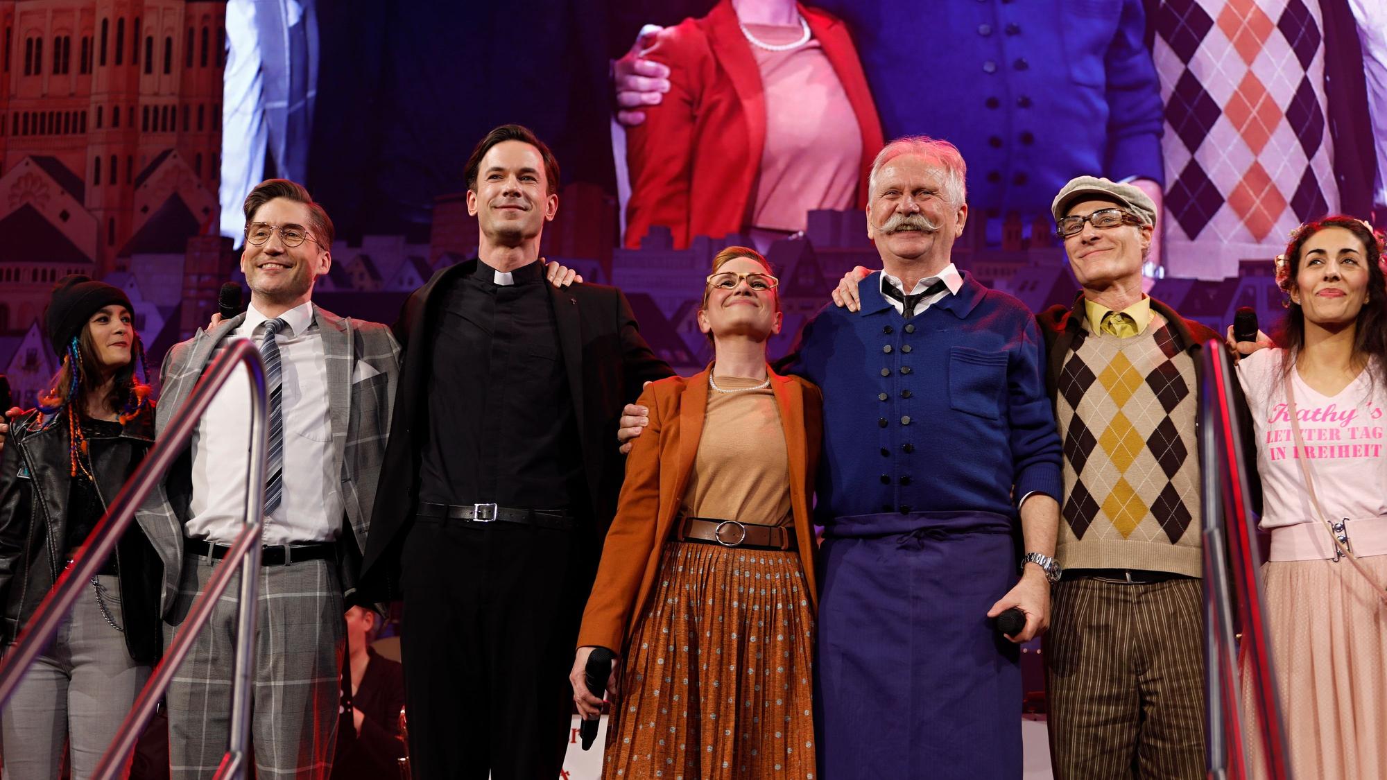 Das Ensemble von „Himmel und Kölle“ mit Henning Krautmacher.