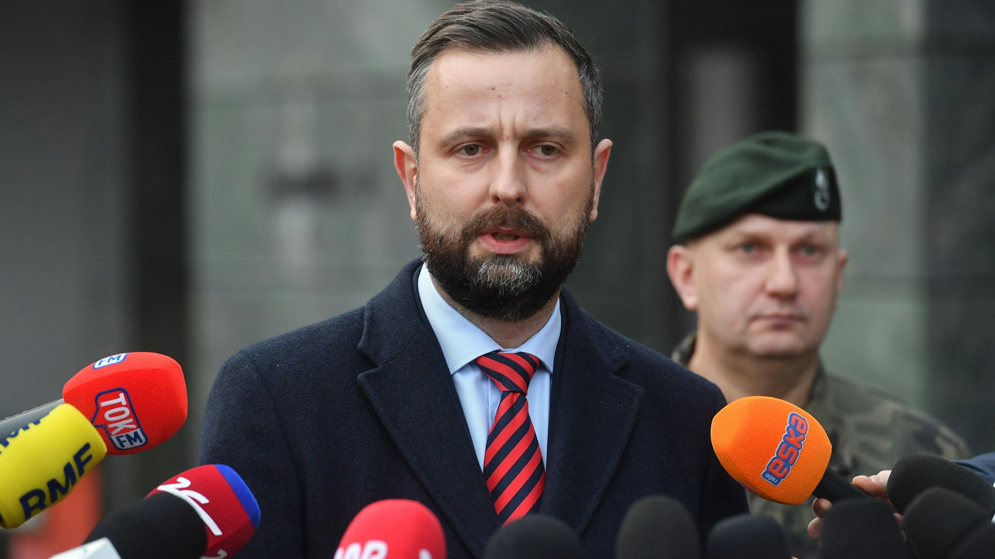 Wladyslaw Kosiniak-Kamysz (vorne), Verteidigungsminister von Polen, und General Maciej Klisz, Befehlshaber der Streitkräfte, während einer Pressekonferenz nach der Sitzung des Nationalen Sicherheitsrates (BBN).
