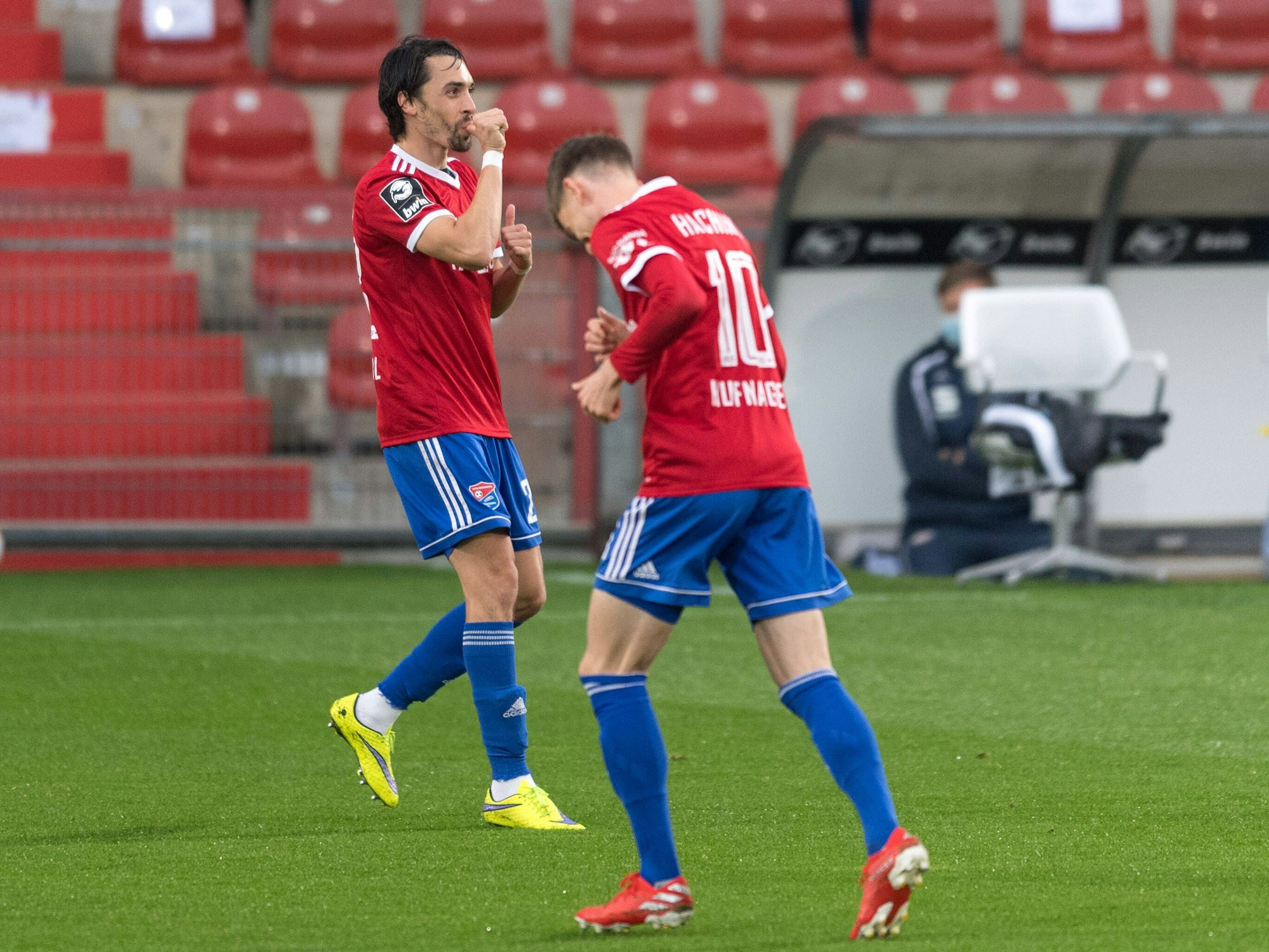 Markus Schwabl jubelt mit einem Gruß ans ungeborene Baby.