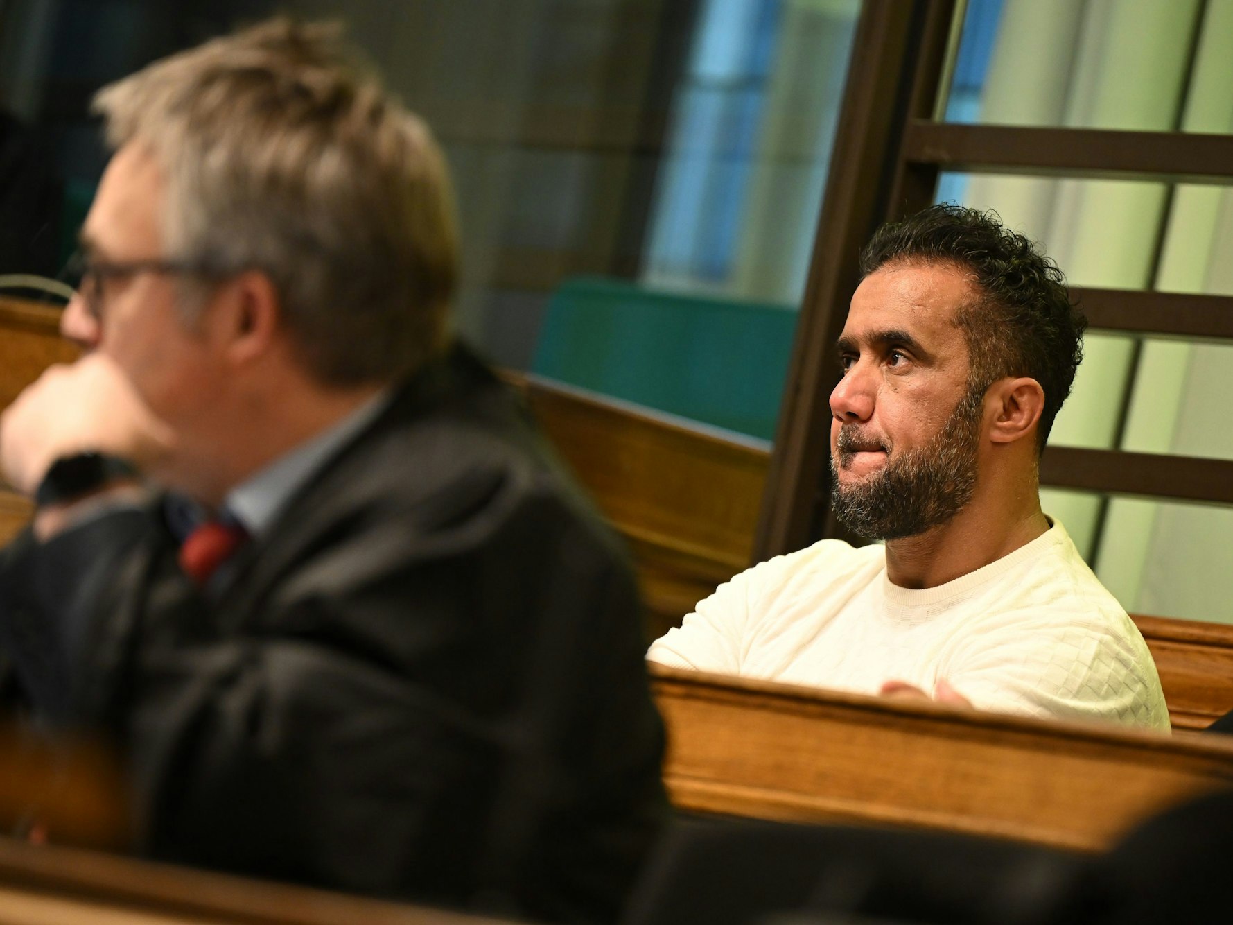 Der Hauptangeklagte Arafat A.-Ch. (r) sitzt vor der Urteilsverkündung im Prozess gegen den früheren Geschäftspartner von Rapper Bushido im Saal des Landgerichts.
