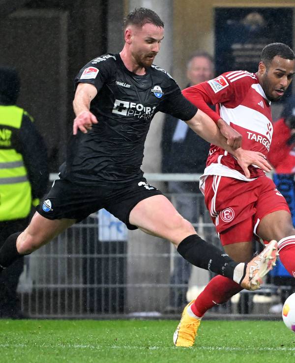 Fortuna Düsseldorfs Marlon Mustapha im Zweikampf mit Paderborns Jannis Heuer.