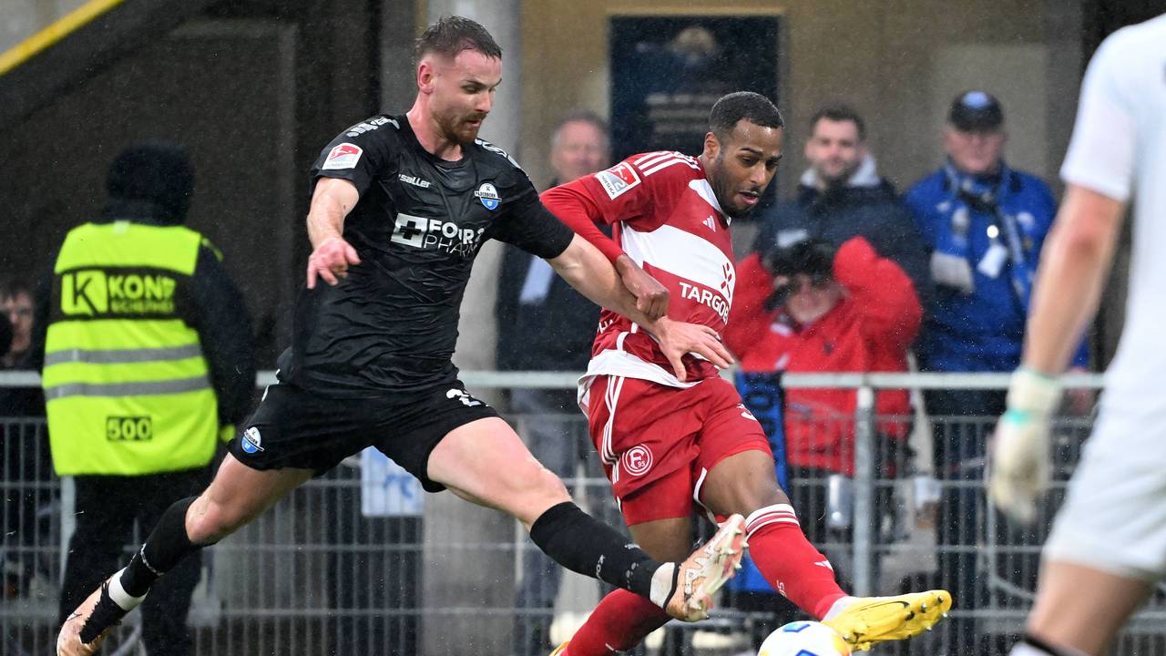 Fortuna Düsseldorfs Marlon Mustapha im Zweikampf mit Paderborns Jannis Heuer.
