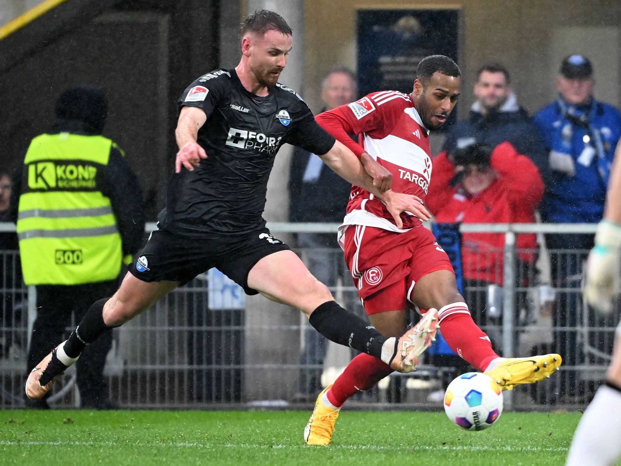 Fortuna Düsseldorfs Marlon Mustapha im Zweikampf mit Paderborns Jannis Heuer.