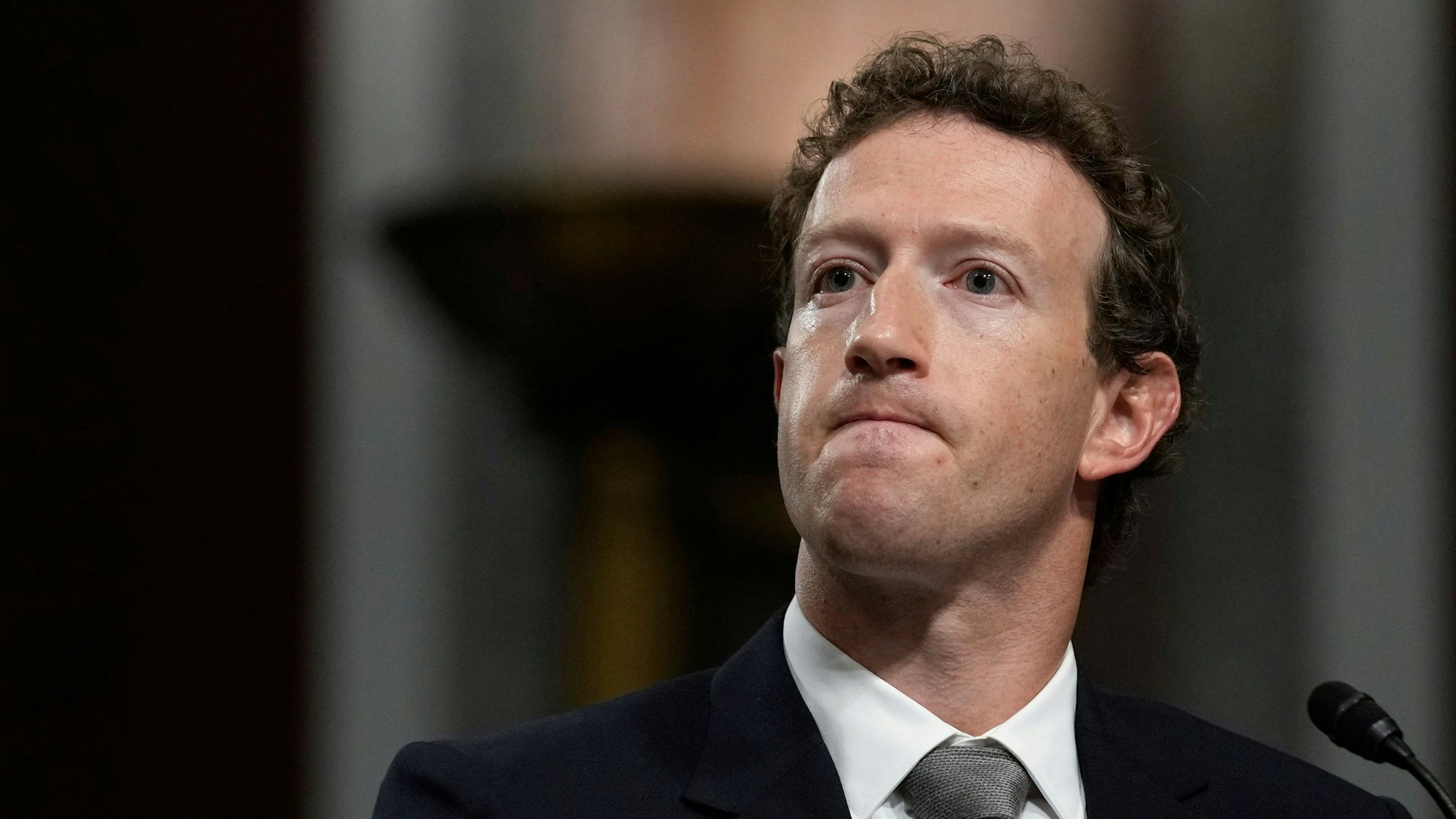 Mark Zuckerberg sitzt in der Anhörung und hört zu.