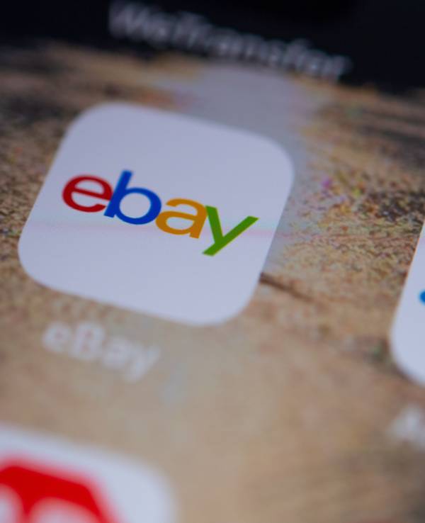 Die Logos der Apps des Online-Shops Amazon und des Online-Marktplatzes Ebay sind auf dem Display eines Smartphones zu sehen.
