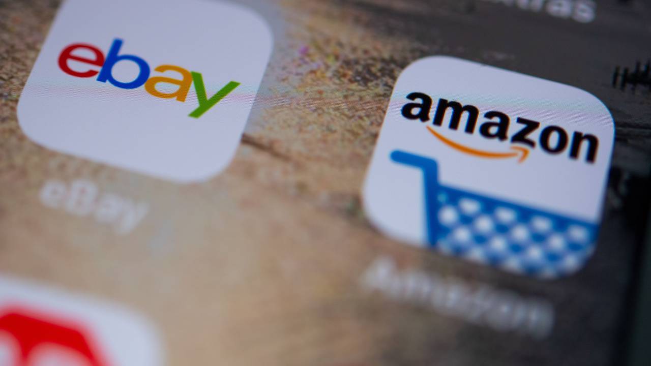 Die Logos der Apps des Online-Shops Amazon und des Online-Marktplatzes Ebay sind auf dem Display eines Smartphones zu sehen.
