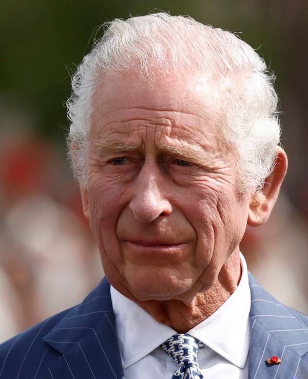 König Charles III. bei einer Zeremonie am Arc de Triomphe.