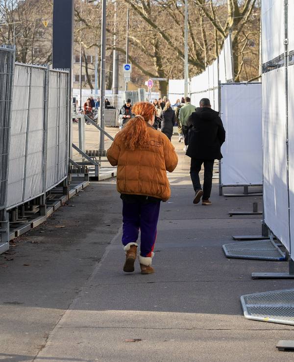 Mit Abdeckplatten und Absperrungen soll der Grüngürtel vor den Feiernden an Karneval geschützt werden.