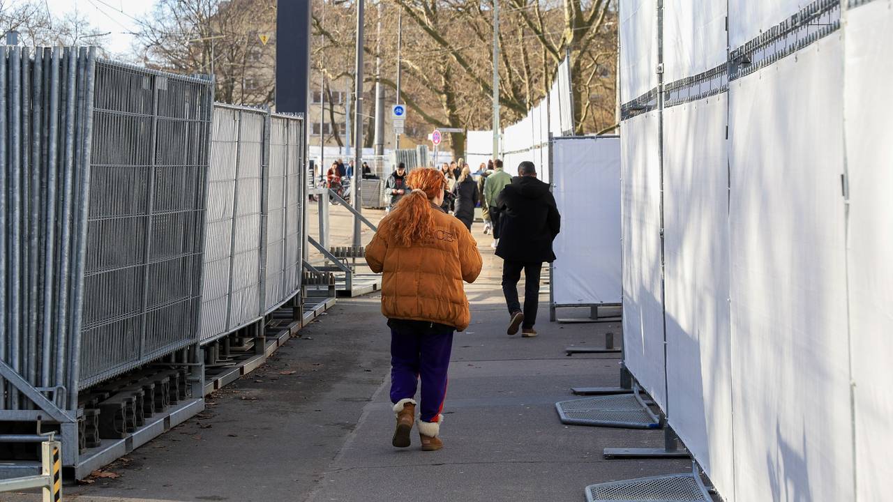 Mit Abdeckplatten und Absperrungen soll der Grüngürtel vor den Feiernden an Karneval geschützt werden.