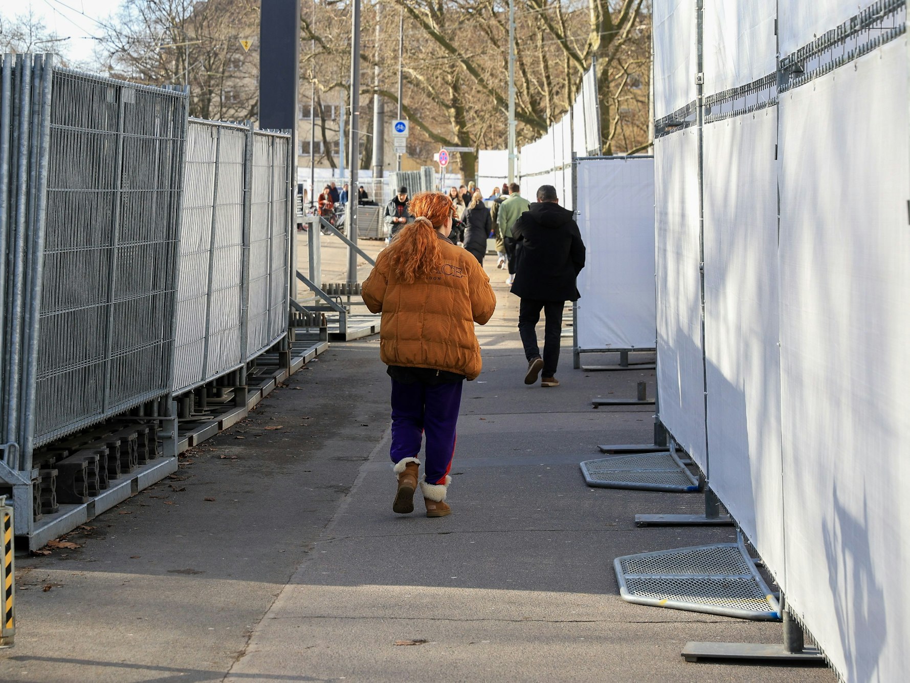 Mit Abdeckplatten und Absperrungen soll der Grüngürtel vor den Feiernden an Karneval geschützt werden.
