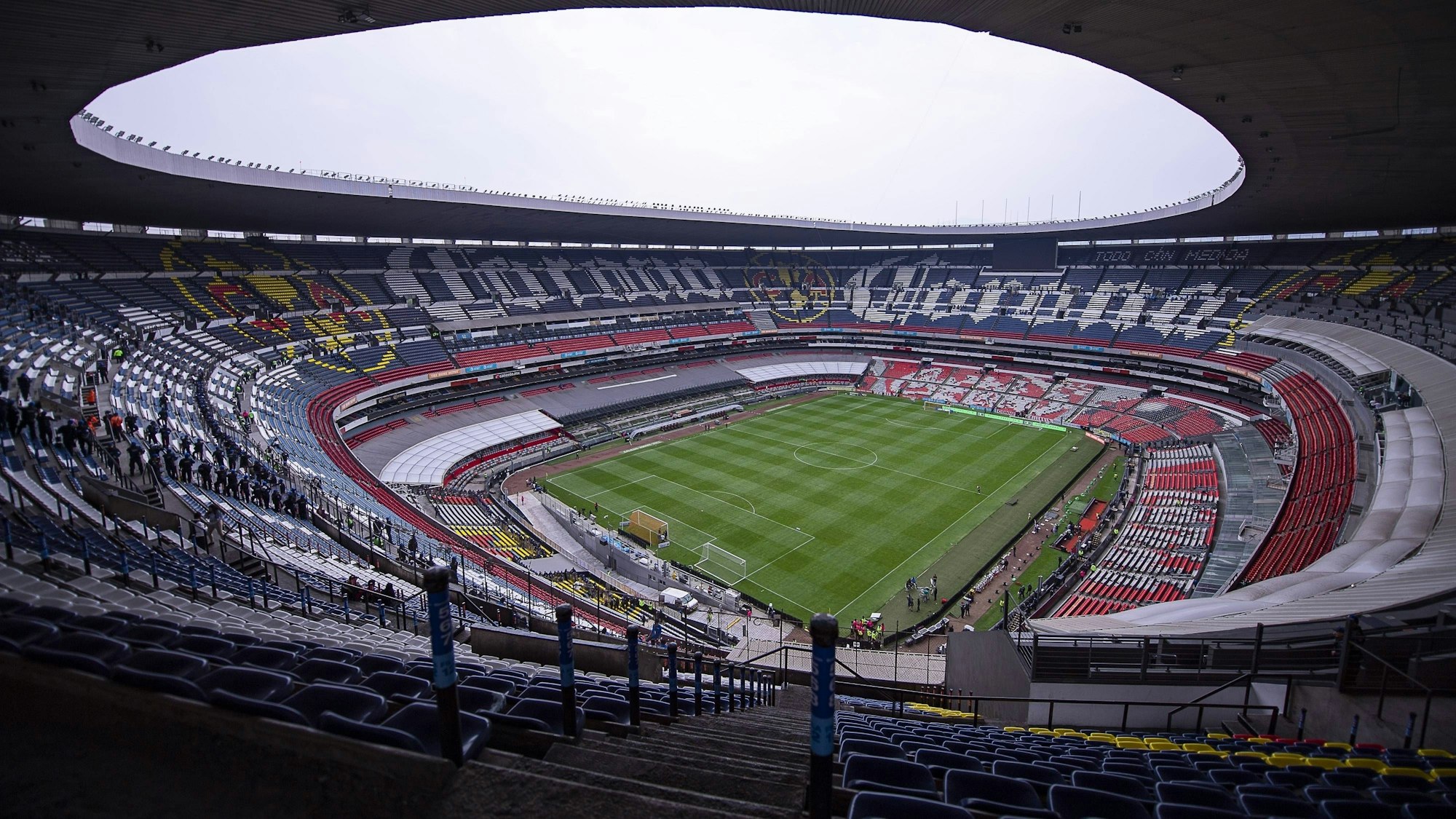 Ein Blick ins weite Rund des Aztekenstadions.