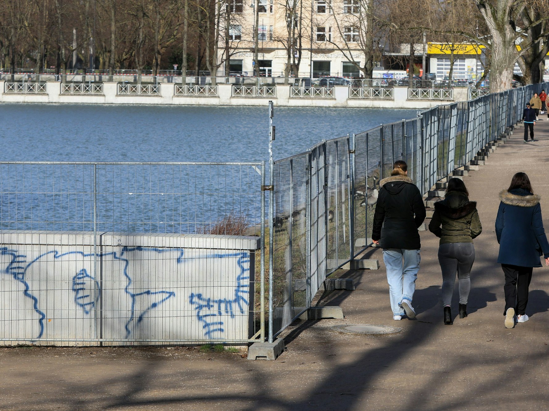 Mit Abdeckplatten und Absperrungen soll der Grüngürtel vor den Feiernden an Karneval geschützt werden.