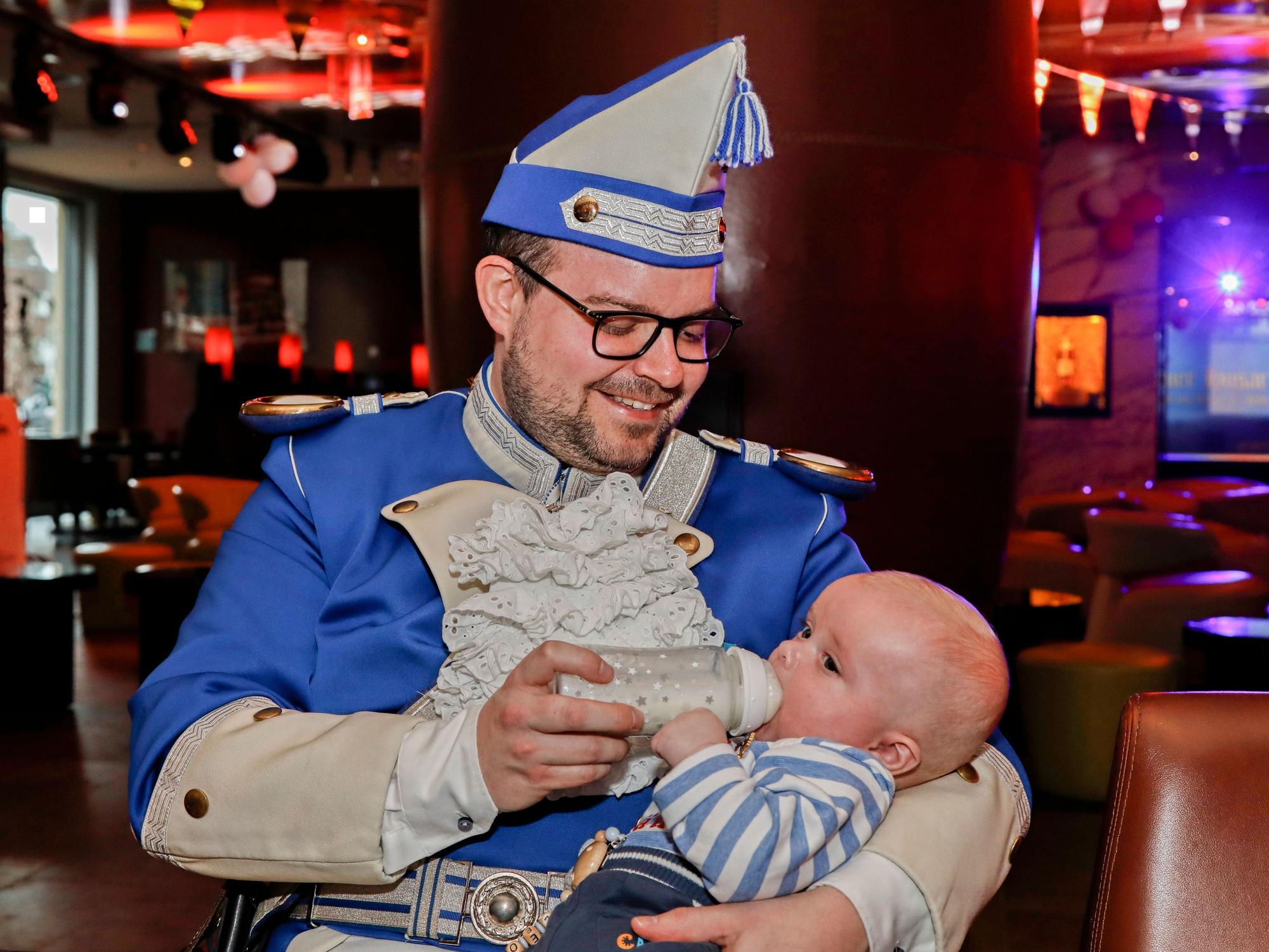 Alexander Hildebrandt gibt Leo ein Fläschchen.