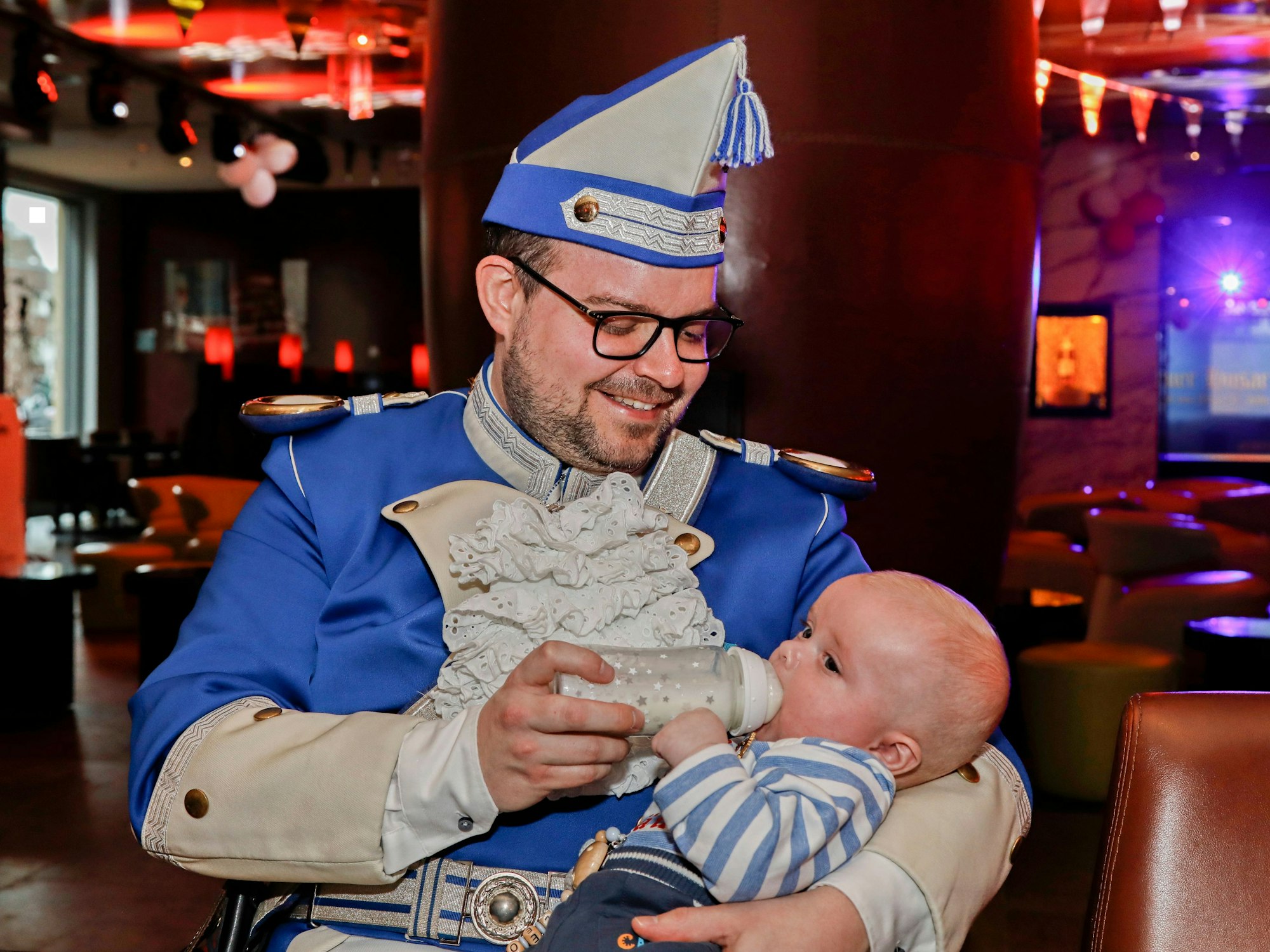 Alexander Hildebrandt gibt Leo ein Fläschchen.