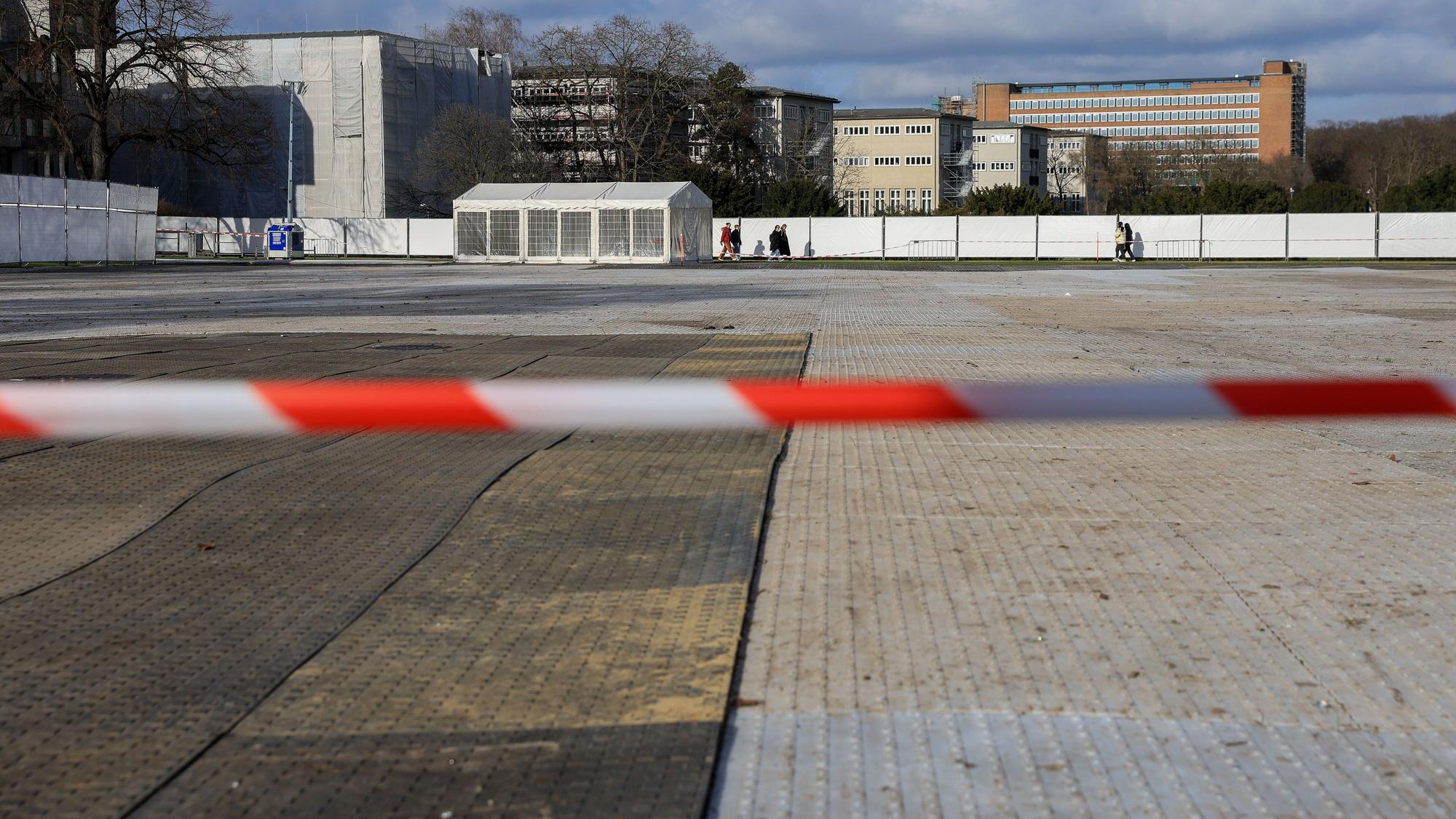 Mit Abdeckplatten und Absperrungen soll der Grüngürtel vor den Feiernden an Karneval geschützt werden.