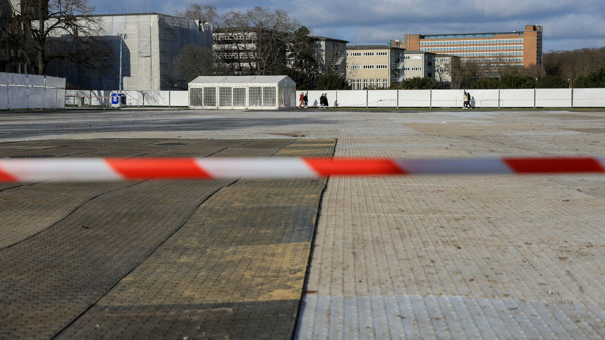 Mit Abdeckplatten und Absperrungen soll der Grüngürtel vor den Feiernden an Karneval geschützt werden.
