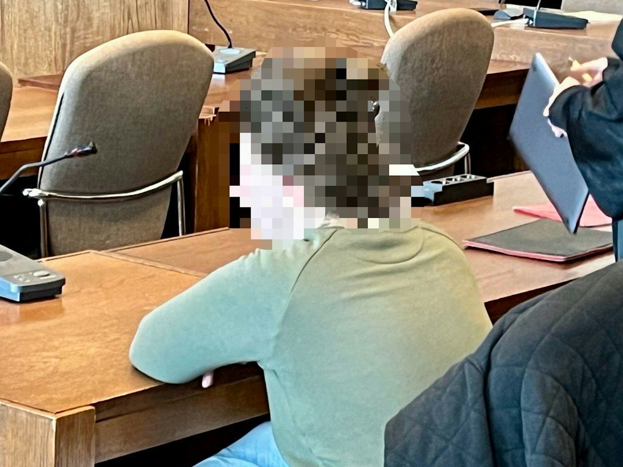 Eine der angeklagten Schwestern sitzt bei der Urteilsverkündung am Montag (5. Februar 2024) im Kölner Landgericht.