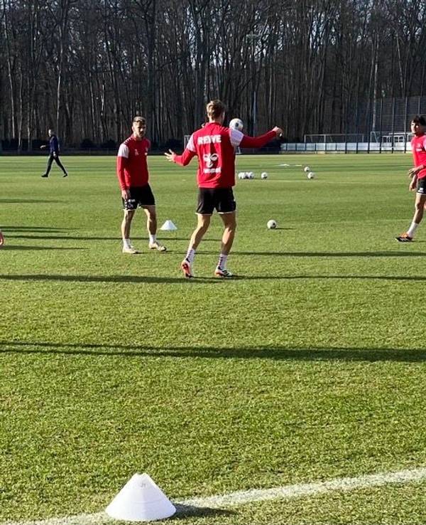FC trainiert mit kleinen Bällen.