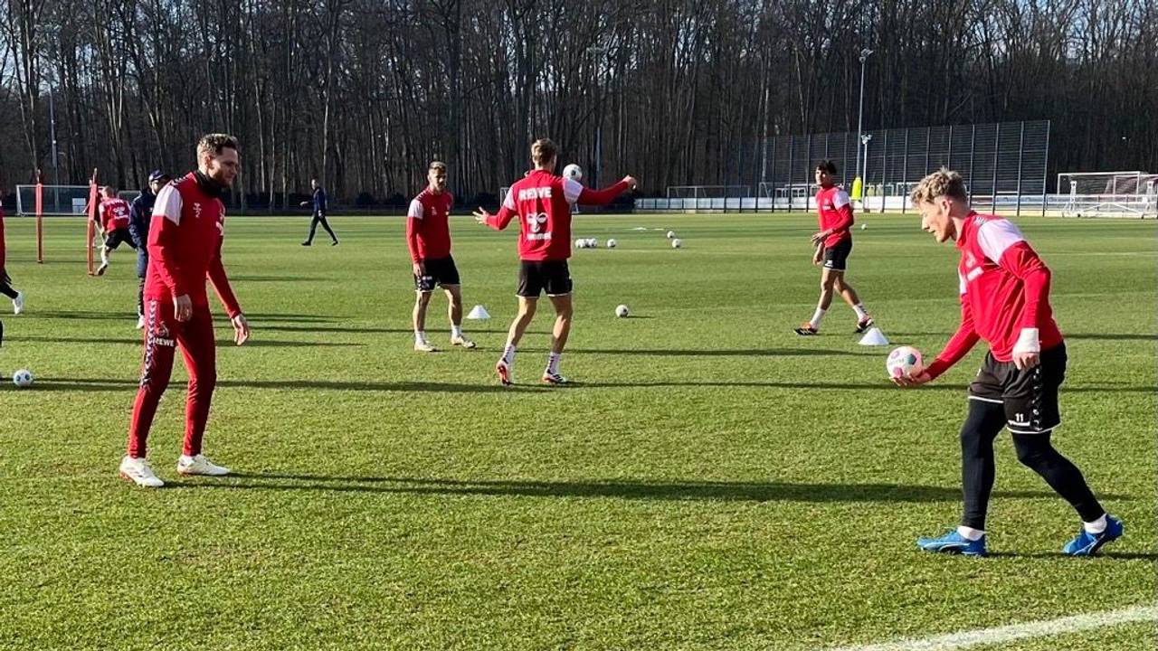 FC trainiert mit kleinen Bällen.