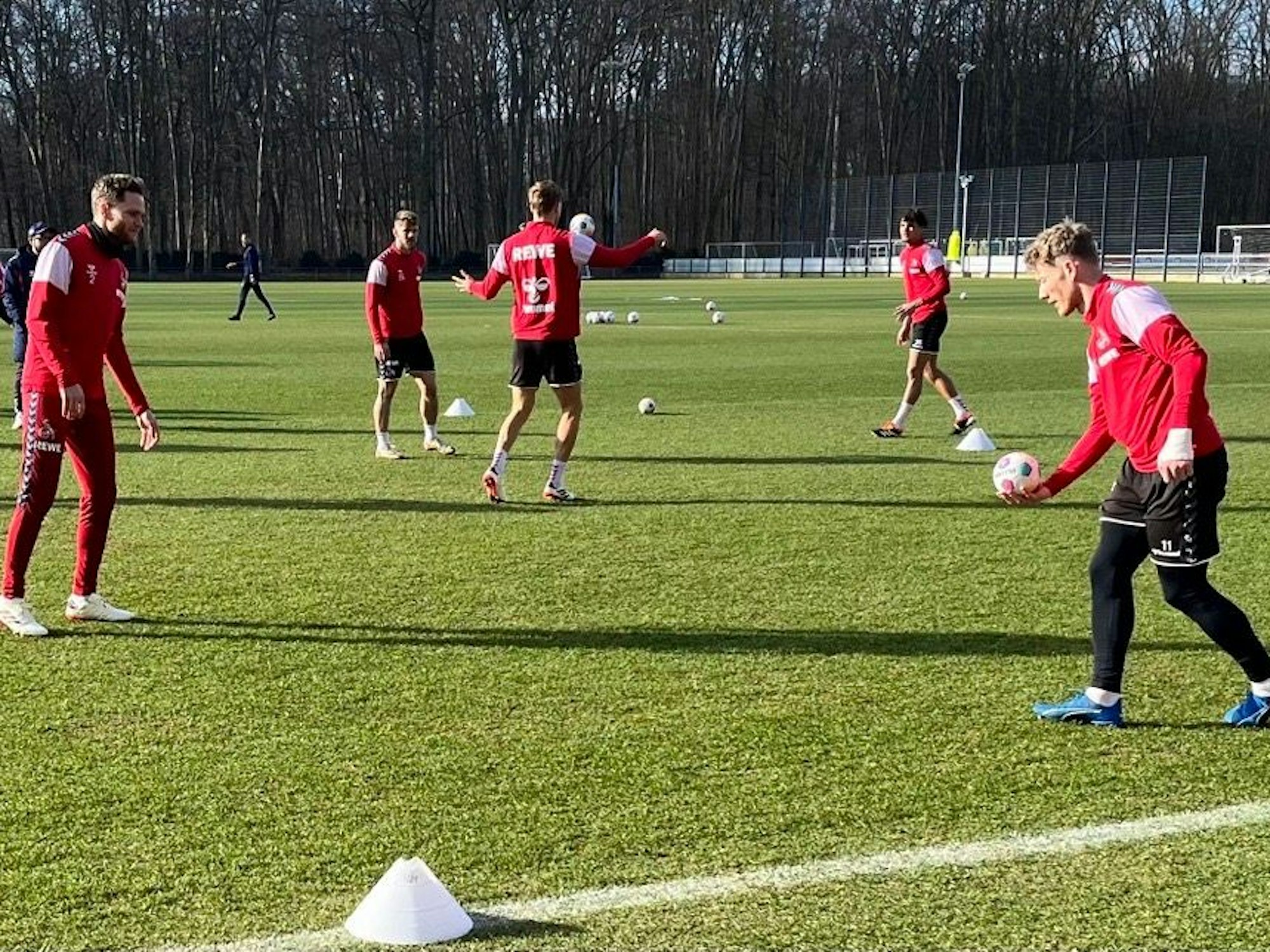 FC trainiert mit kleinen Bällen.