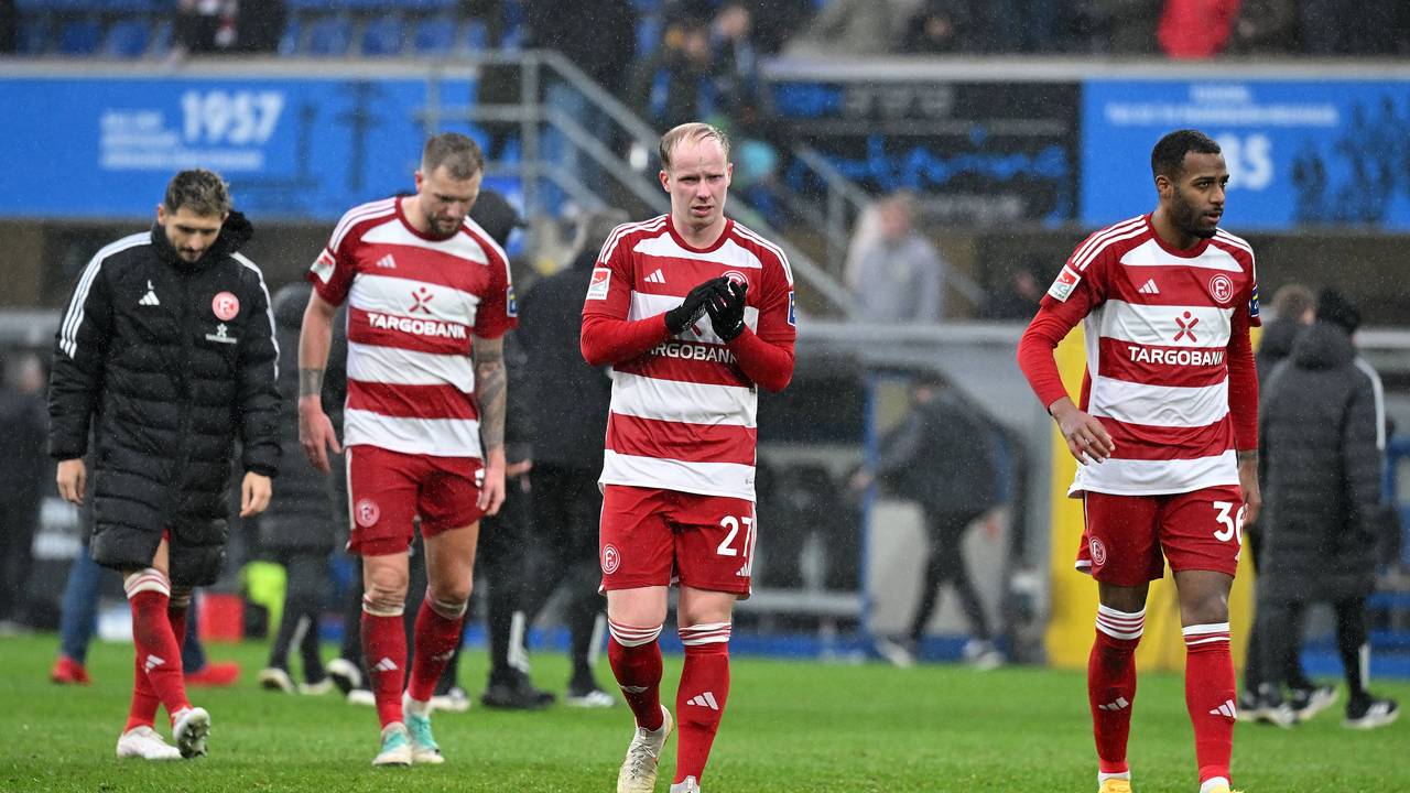 Die Düsseldorfer Profis Matthias Zimmermann, Andre Hoffmann, Dennis Jastrzembski und Marlon Mustapha laufen nach dem Spiel beim SC paderborn enttäuscht vom Platz.