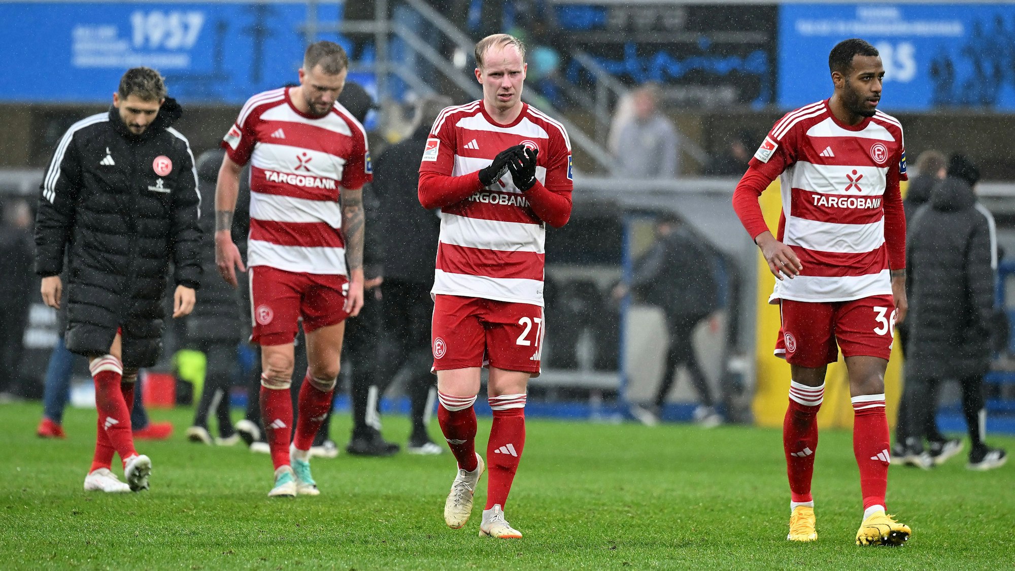 Die Düsseldorfer Profis Matthias Zimmermann, Andre Hoffmann, Dennis Jastrzembski und Marlon Mustapha laufen nach dem Spiel beim SC paderborn enttäuscht vom Platz.