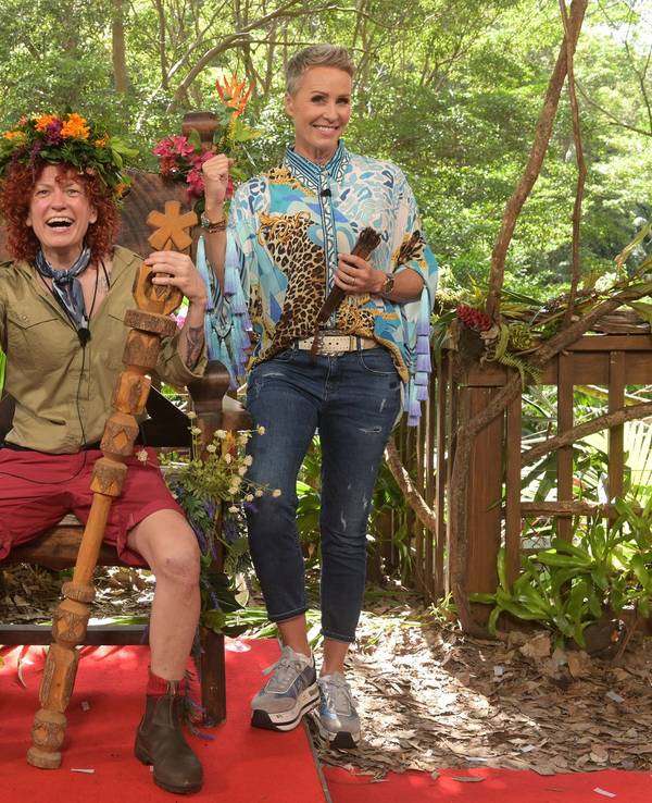 Sängerin Lucy Diakovska (M) von der Pop-Band No Angels nach ihrem Sieg beim RTL-Dschungelcamp.