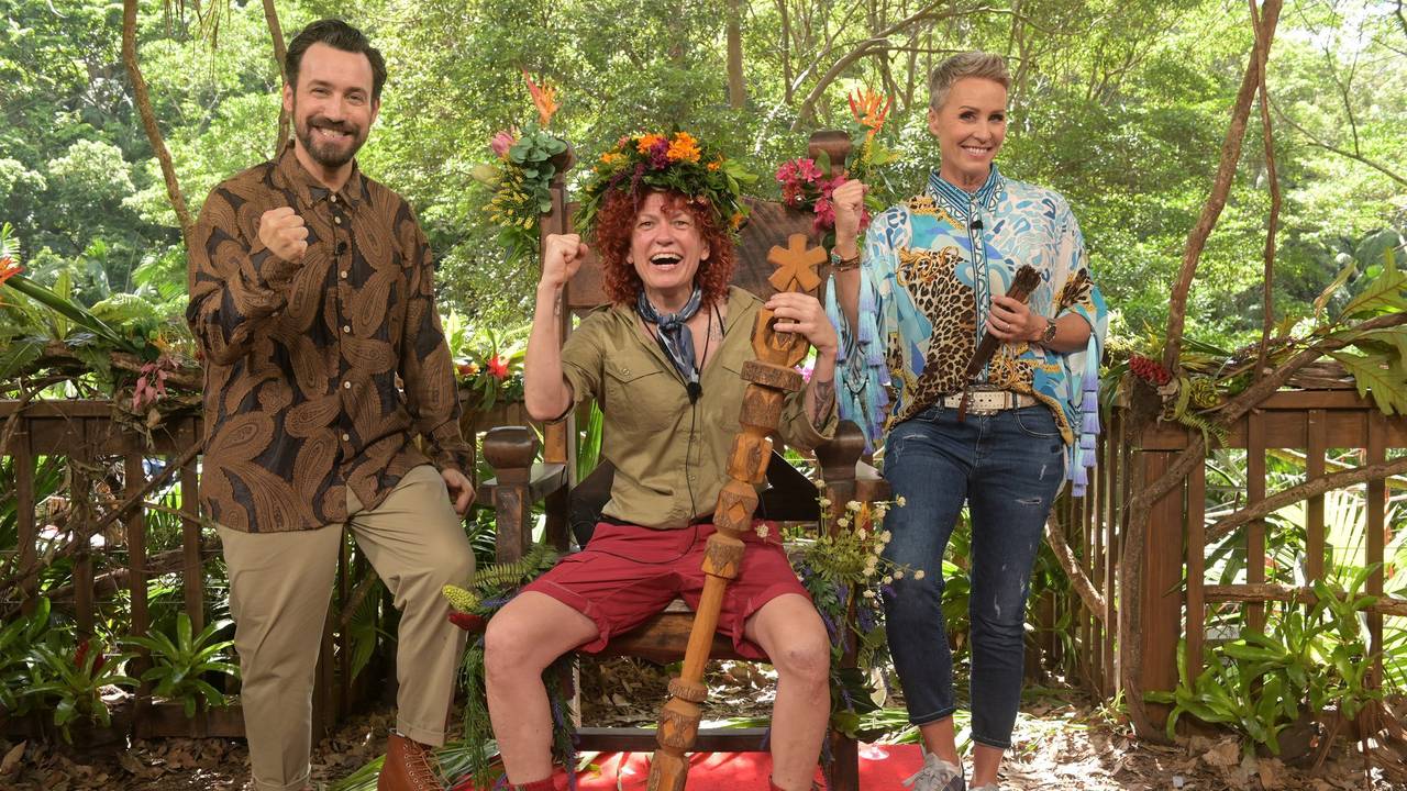 Sängerin Lucy Diakovska (M) von der Pop-Band No Angels nach ihrem Sieg beim RTL-Dschungelcamp.