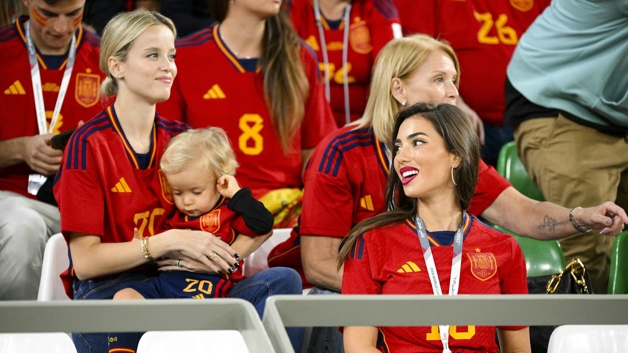 Daphne Canizares (l.) und Sandra Garal vorne auf der Tribüne bei einem Spanien-Spiel.