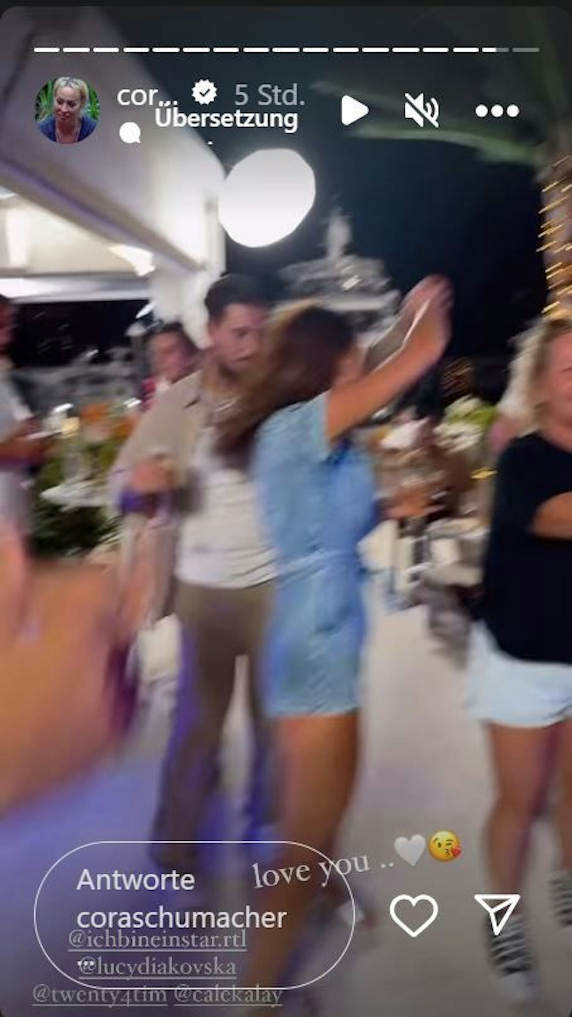 Mike Heiter tanzt in der Instagram-Story von Cora Schumacher vom 5. Februar 2024 mit Alexandra Sophie.