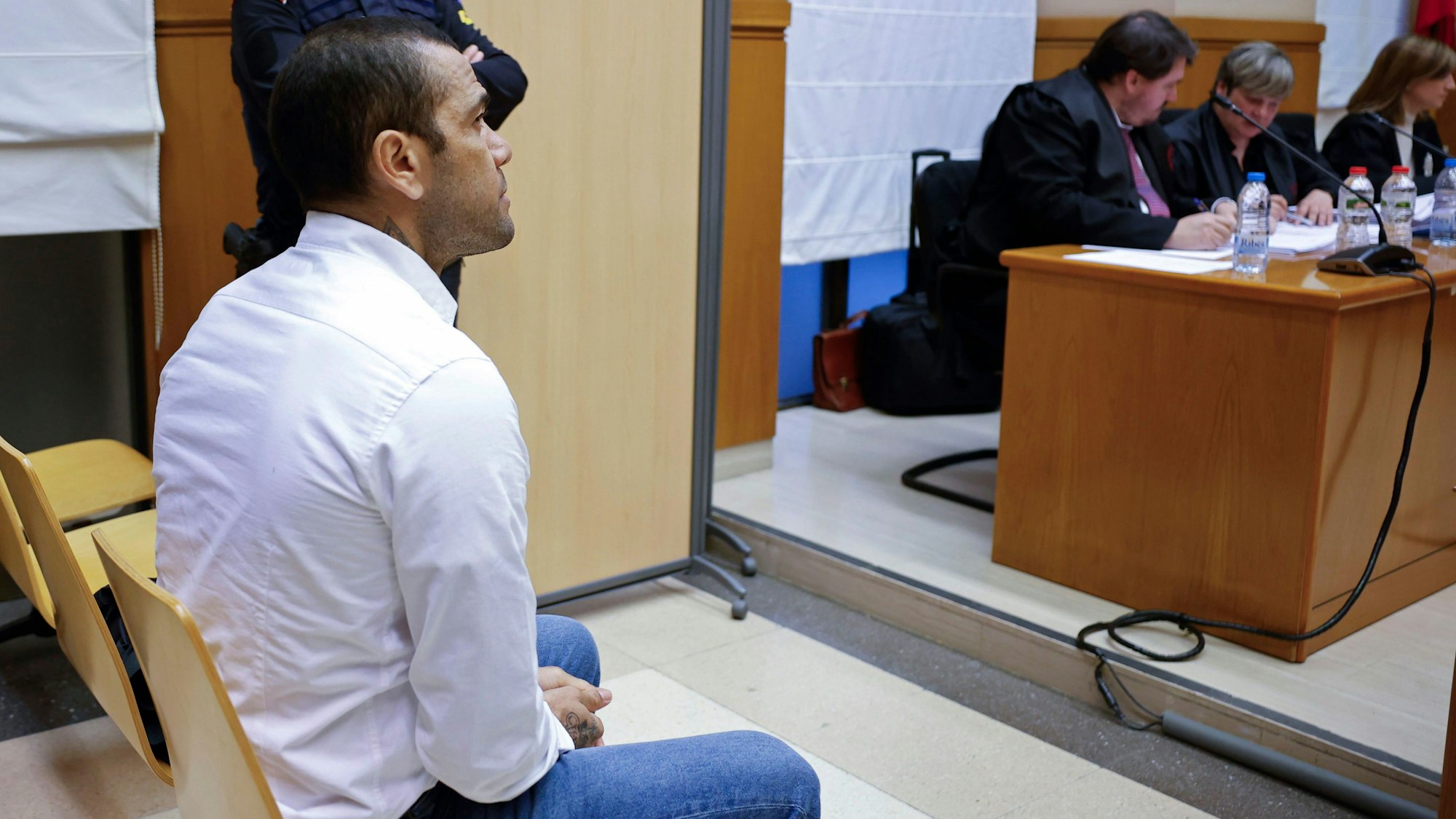 Dani Alves sitzt vor Gericht beim Prozessauftakt in Barcelona.