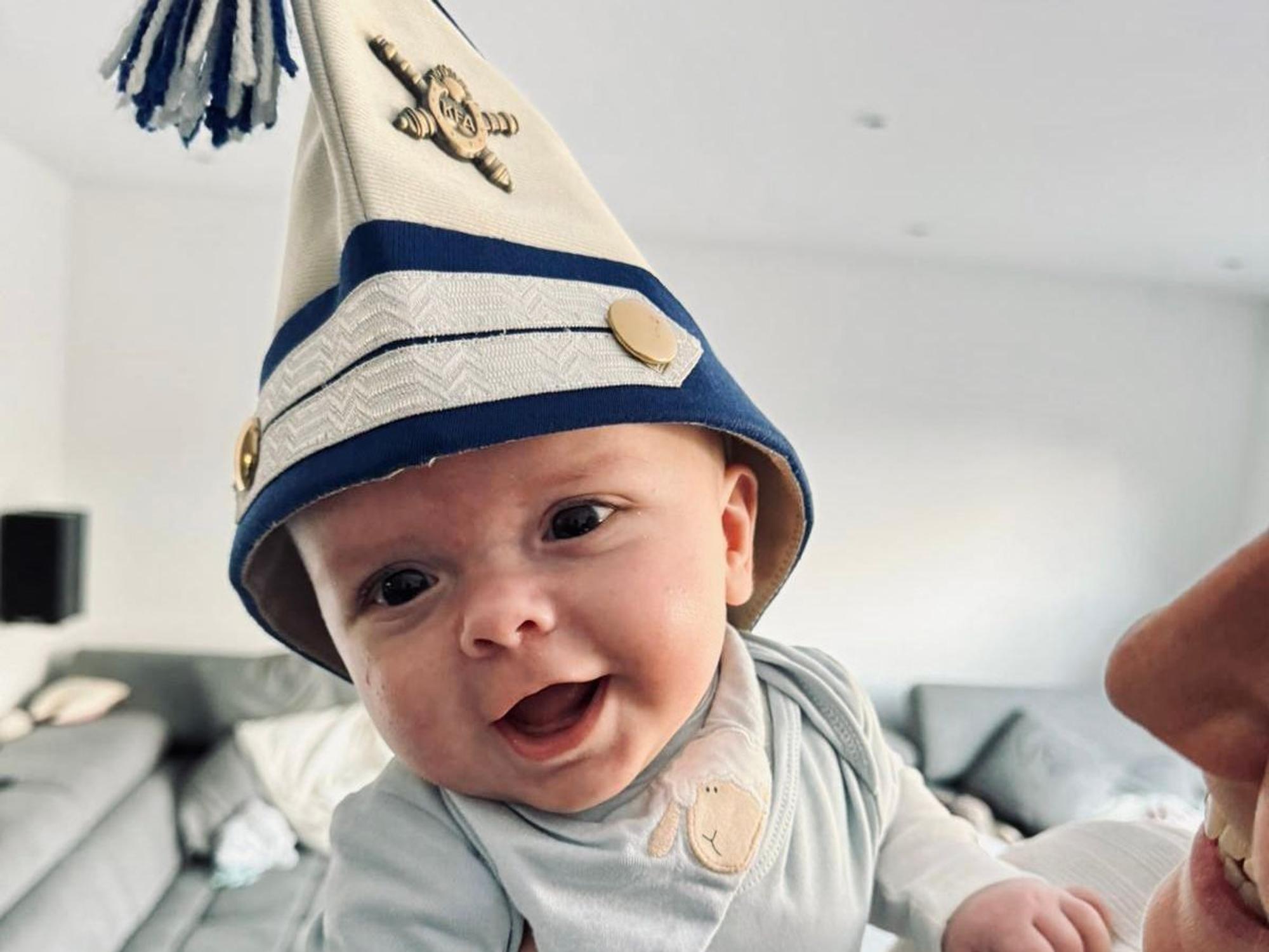 Der kleine Leo mit Krätzchen auf dem Kopf.