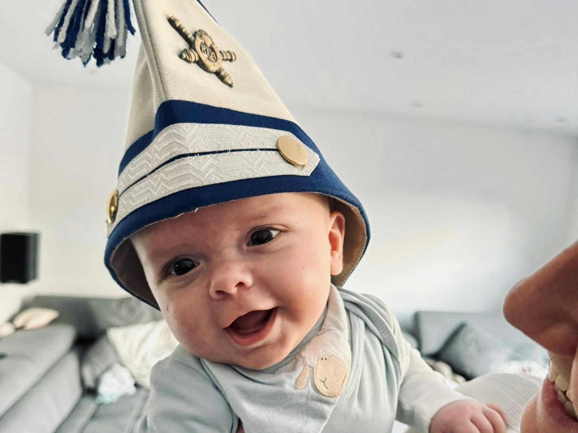 Der kleine Leo mit Krätzchen auf dem Kopf.