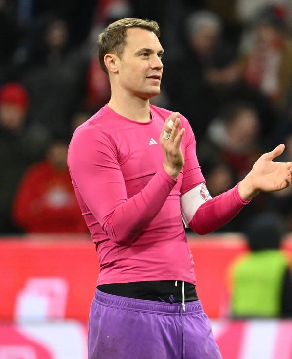 Torwart Manuel Neuer von München bedankt sich bei den Fans.