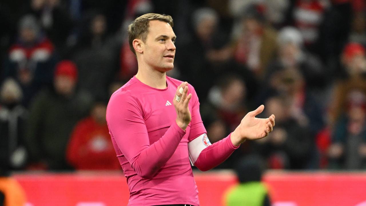 Torwart Manuel Neuer von München bedankt sich bei den Fans.