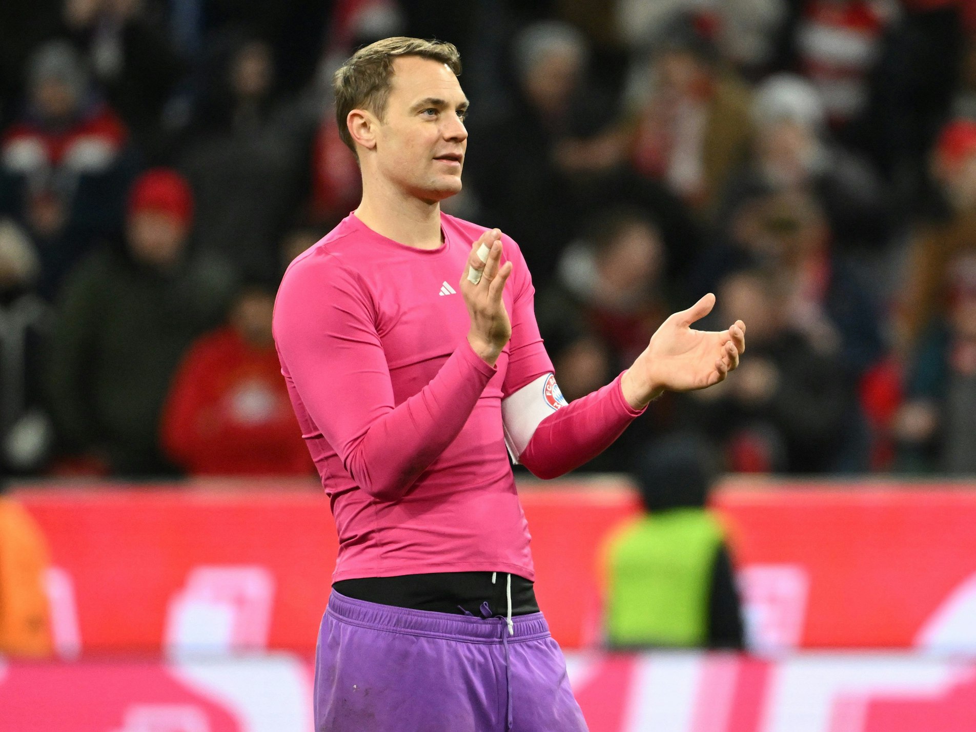 Torwart Manuel Neuer von München bedankt sich bei den Fans.