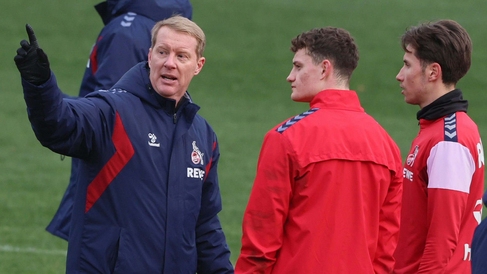 FC-Trainer Timo Schultz in der Einheit am 10. Januar 2024 im Gespräch mit Eric Martel und Denis Huseinbasic.