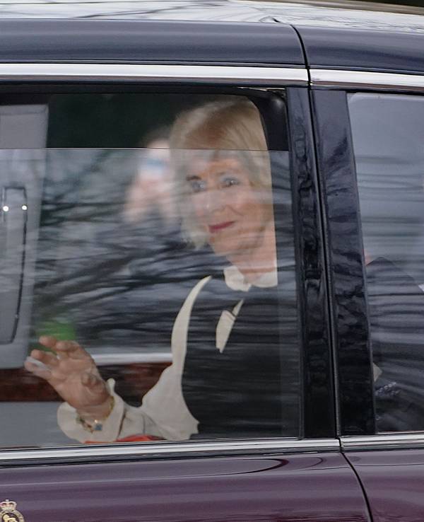 König Charles III. und Königin Camilla verlassen in einer Limousine das Clarence House.