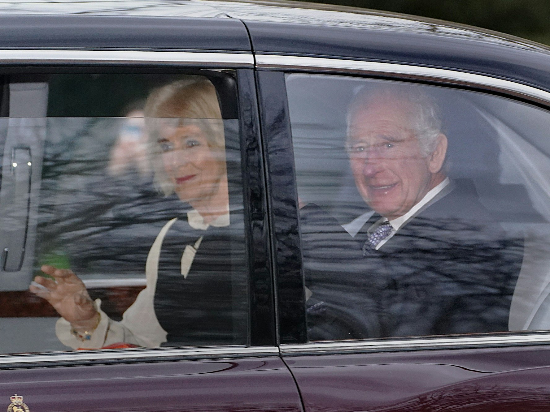 König Charles III. und Königin Camilla verlassen in einer Limousine das Clarence House.