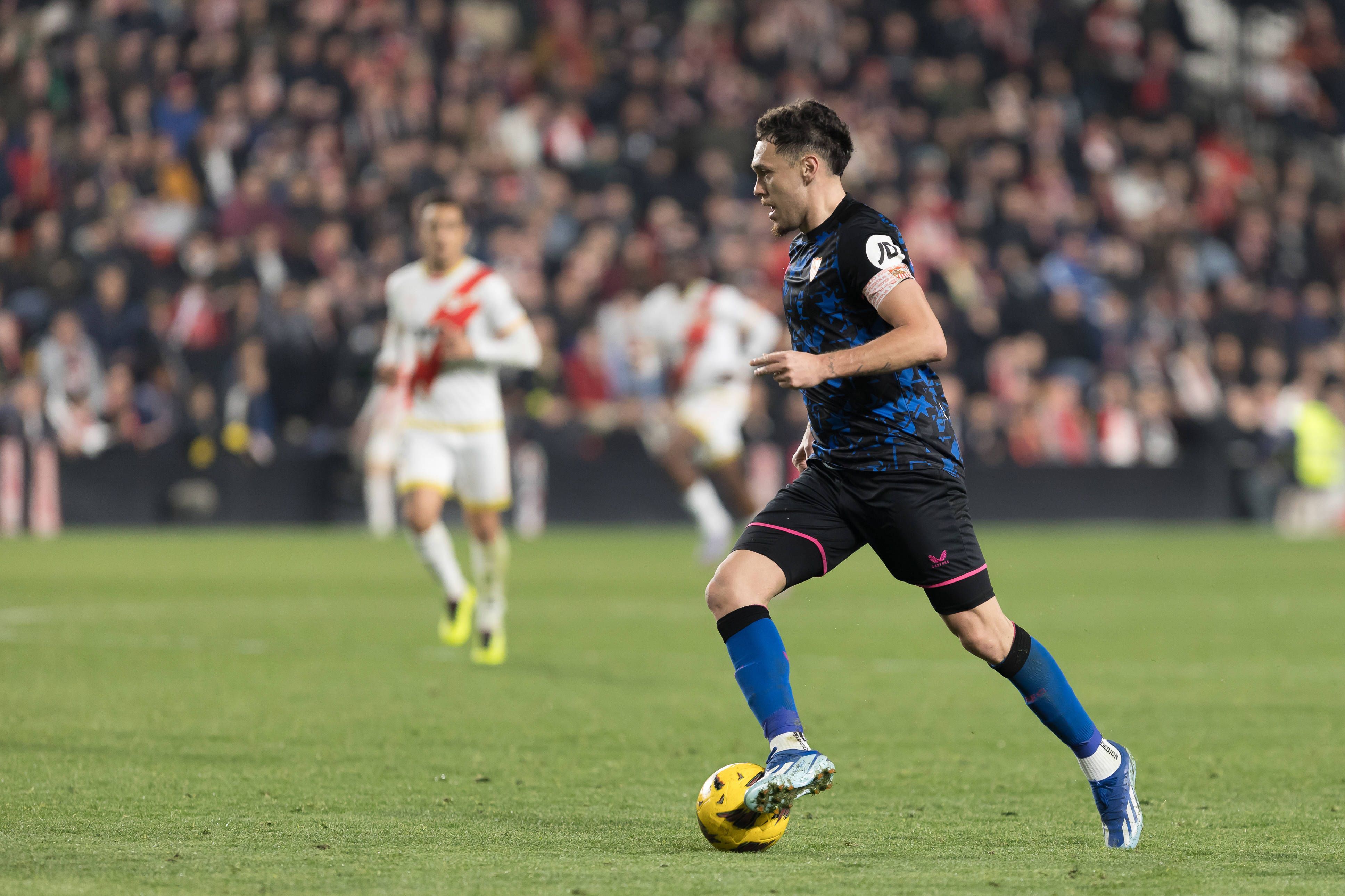 Lucas Ocampos am Ball.