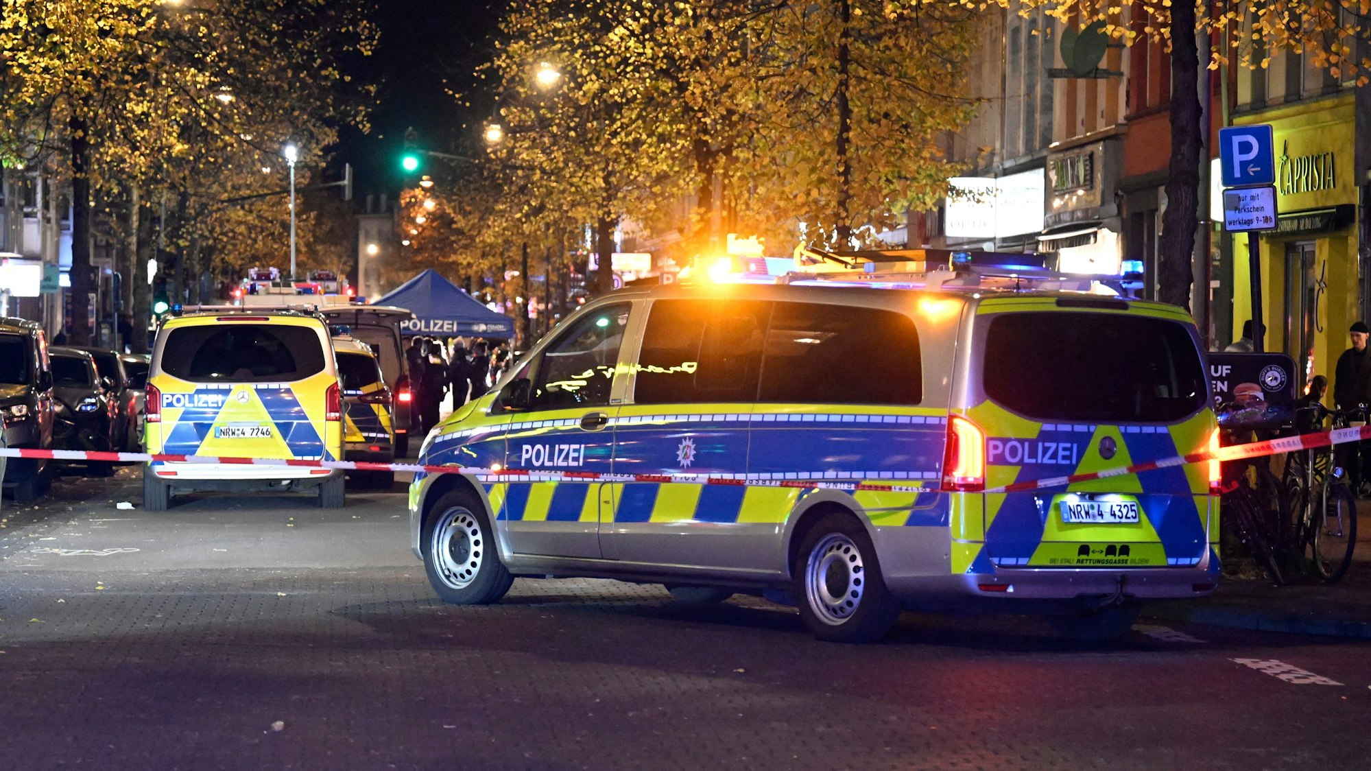 Polizeiwagen stehen an einem Tatort in Köln.