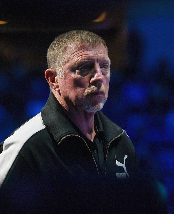 Boris Becker verfolgt ein Match von Holger Rune.