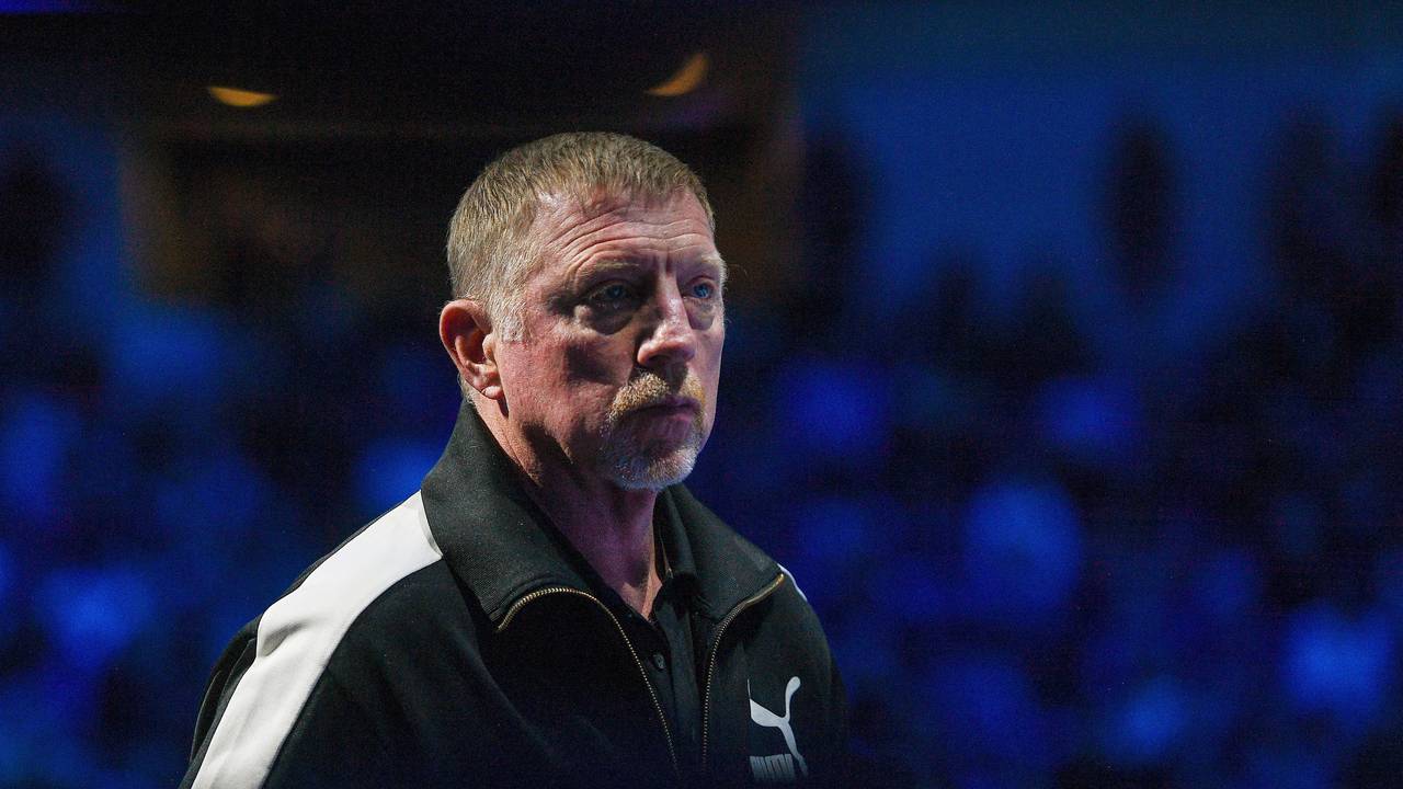 Boris Becker verfolgt ein Match von Holger Rune.