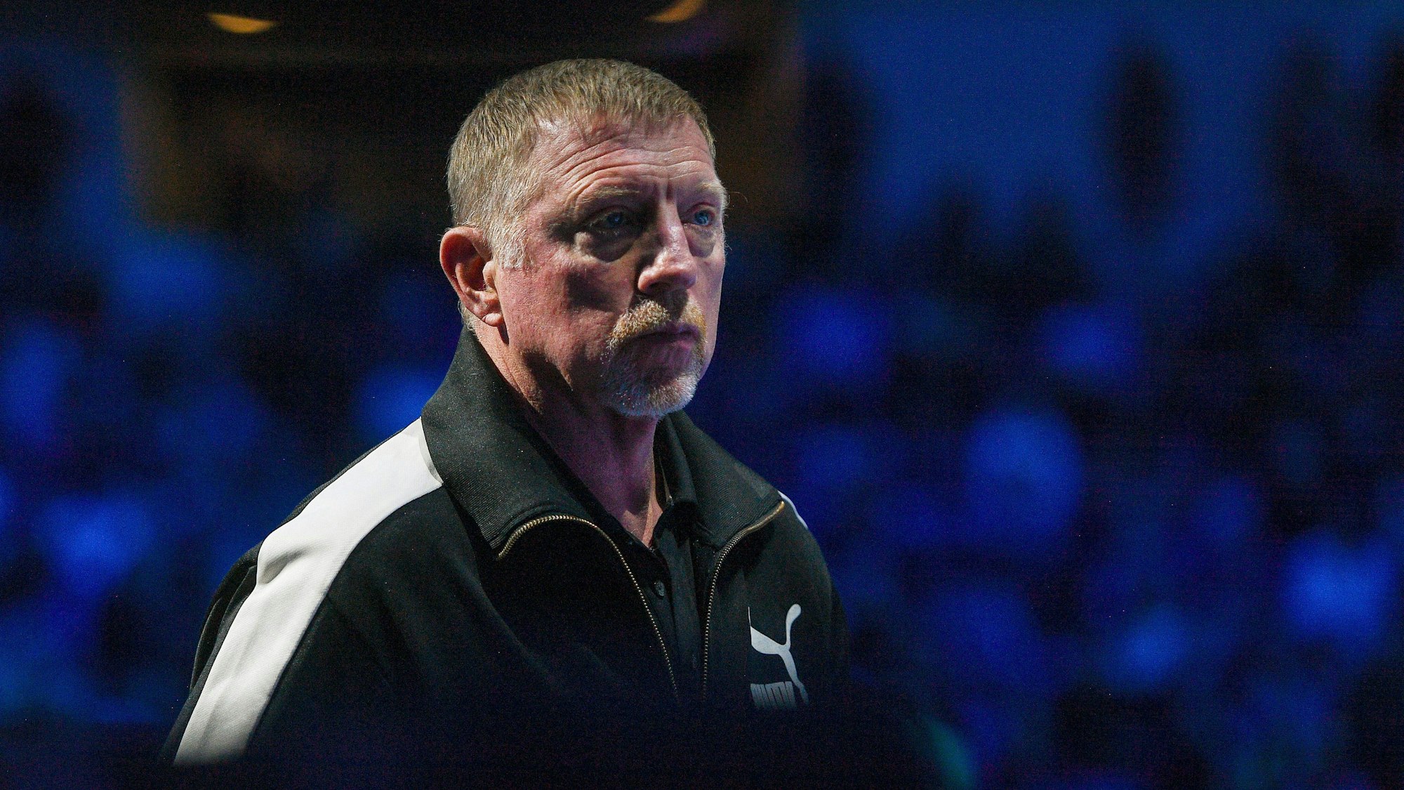 Boris Becker verfolgt ein Match von Holger Rune.