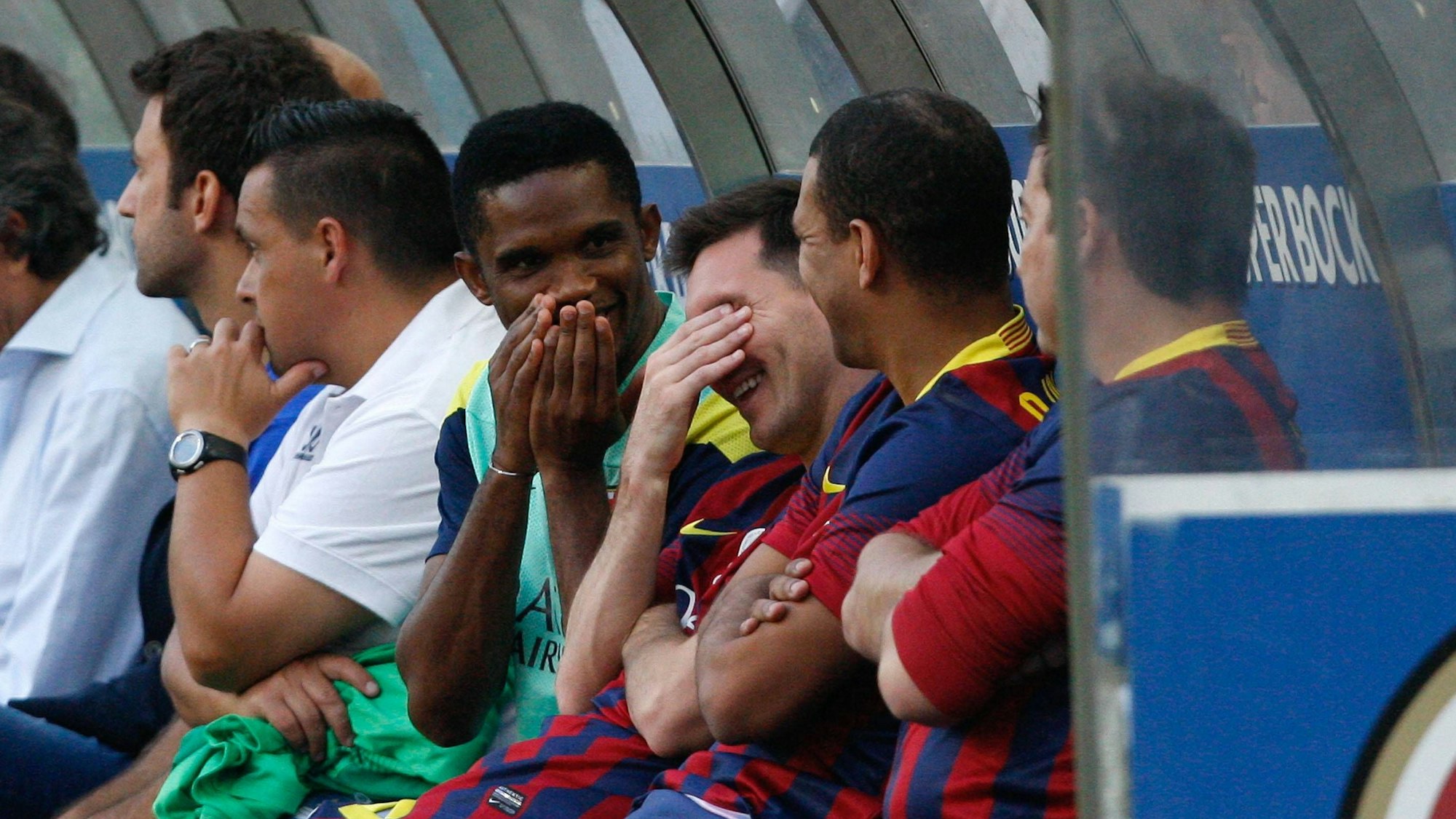 Samuel Eto'o amüsiert sich beim Abschiedsspiel von Deco mit Lionel Messi auf der Bank.